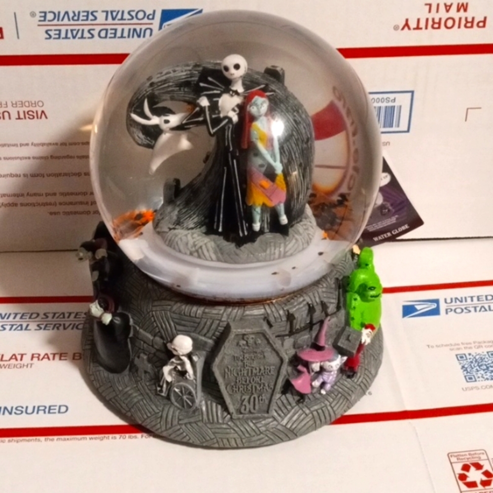 NWT LIMITED EDITION Nightmare before Christmas 30th anniversary waterglobe